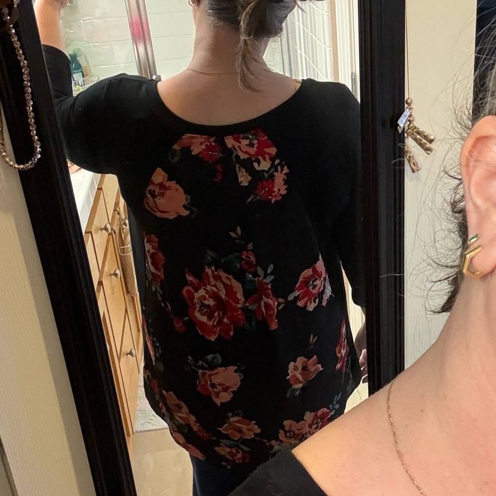Vneck top with pattern back